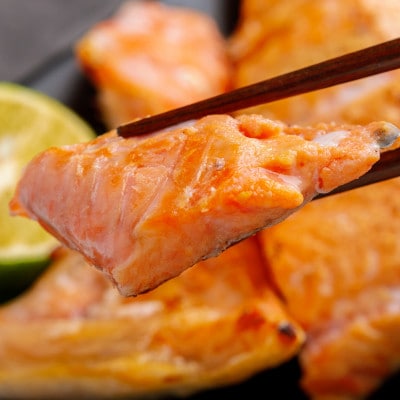 【訳あり】天然紅鮭 ご家庭用切身 1kg(カマ・尾含む)