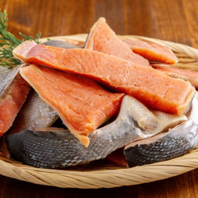 【訳あり】天然新巻鮭 食卓応援切身セット 1kg(カマ・尾切身含む)