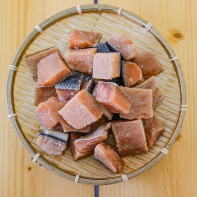 【訳あり】網走産 天然サイコロサーモン(骨抜き) 1kg(250g×4パック)