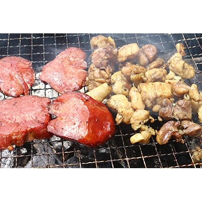 【簡単調理】国産鶏炭火焼と厚切り燻り牛タンスモーク食べくらべセット