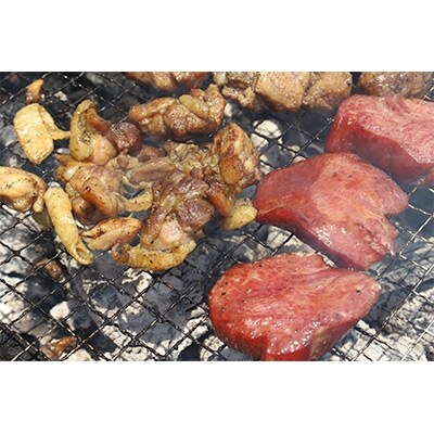 【簡単調理】国産鶏炭火焼と厚切り燻り牛タンスモーク食べくらべセット