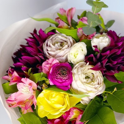 酒田の和モダンブーケ「華花」～伝統の趣と現代の感性が調和した、洗練された花束～