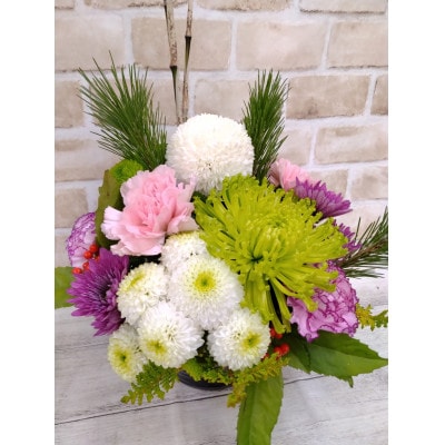 お正月の花飾り　マムとカーネーションのアレンジメント