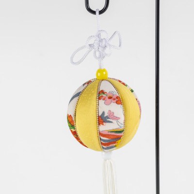 【伝統工芸品つるし飾り】きめ込み球の飾り物　飾り台付き　1台
