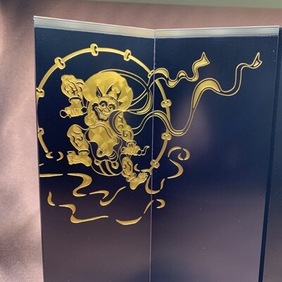 『風神雷神図屏風(黒)』 匠の技 金属を削り込んだミニ屏風