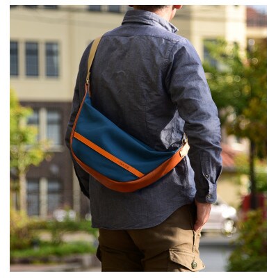 ハンドメイド　革と地産帆布で作ったボディバッグ　琵琶湖ブルー