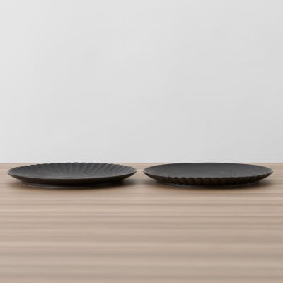 【有田焼】黒泡化粧片菊割皿19cmプレート2点セット[41APAD003]