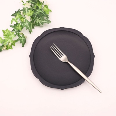 【有田焼】黒マット輪花桔梗渕6.5寸皿+角リング箸置き(各2点セット) [41APAD027]