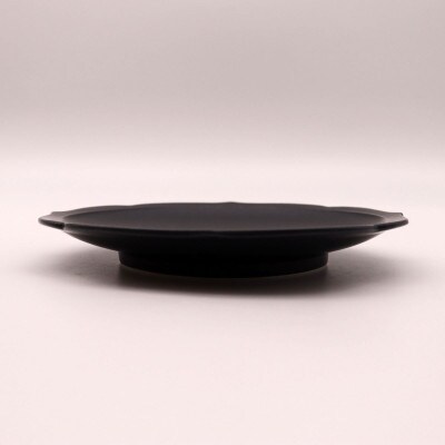 【有田焼】黒マット輪花桔梗渕6.5寸皿+角リング箸置き(各2点セット) [41APAD027]