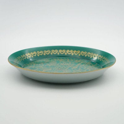 【有田焼】緑巻金彩桃絵 リム付6.5寸フラット皿 [41APAD041]