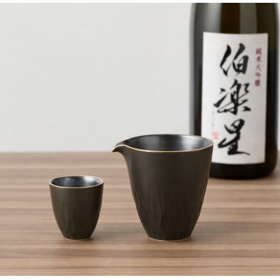 【有田焼】黒マット華彫酒器セット渕金 片口1点・盃1点 [41APAD020]