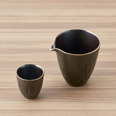 【有田焼】黒マット華彫酒器セット渕金 片口1点・盃1点 [41APAD020]