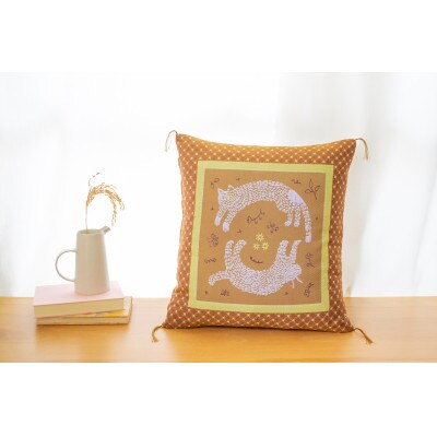 小さな座布団 ひるねのねこシリーズ お庭のねこ ベージュ 茶席判 43x47cm 日本製