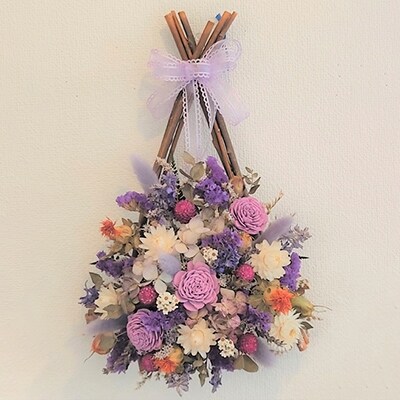 “河口湖ハーブ館手作り” トライアングルのアレンジ パープル系(花材おまかせ)