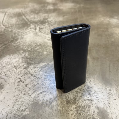 イタリアンバケッタレザーの三つ折りキーケース/ブラック　BK057