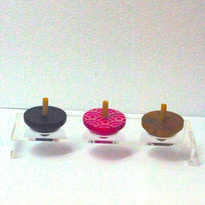 吉祥独楽3個「青海波、亀甲、桜(無地)」飾り台付