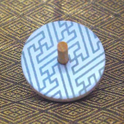 吉祥独楽3個「紗綾、菱文様、桜(無地)」飾り台付