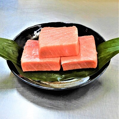 本マグロ中トロ300g、りゅうきゅう(漬け)5人前、豊後牛肩ロースすきやき3人前900g