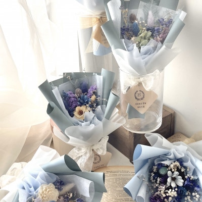 福岡の新鮮な花を使用したドライフラワースワッグブーケ(color:ブルーホワイト)