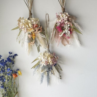 福岡の新鮮な花を使用したドライフラワースワッグブーケ(color:ブルーホワイト)
