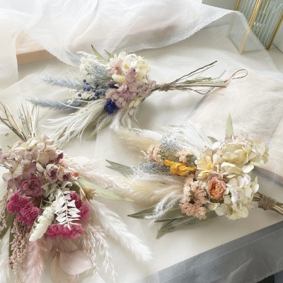 福岡の新鮮な花を使用したドライフラワースワッグブーケ(color:ブルーホワイト)