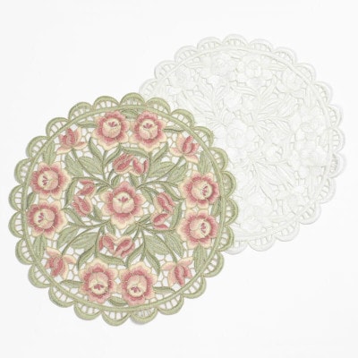 立体感のある全面刺繍カットワークドイリー(花瓶敷き) アルテローザ　直径30cm　ホワイト
