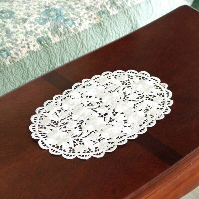 立体感のある全面刺繍カットワークテーブルセンター アルテローザ　30x45cm　ホワイト
