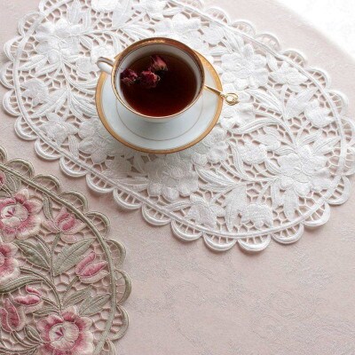 立体感のある全面刺繍カットワークテーブルセンター アルテローザ　30x45cm　ホワイト
