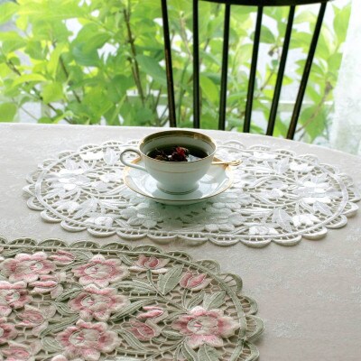 立体感のある全面刺繍カットワークテーブルセンター アルテローザ　30x45cm　ホワイト
