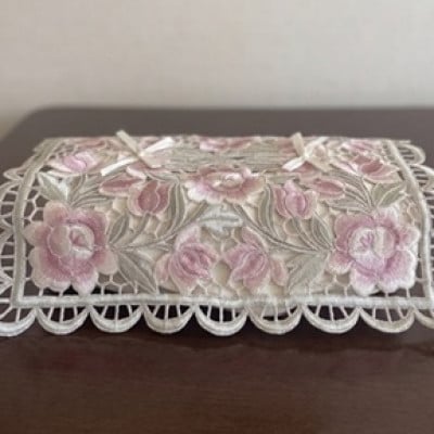 立体感のある全面刺繍カットワーク　ティッシュボックスカバー　アルテローザ カラー