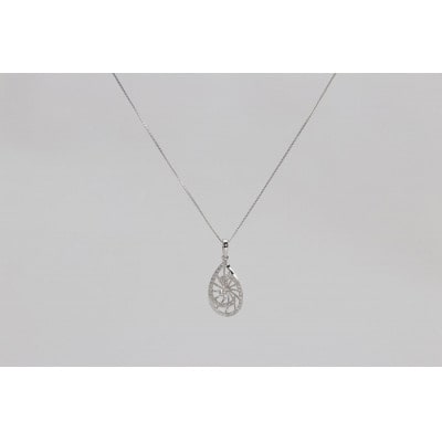 K18WG 計0.23ct 1個のダイヤと32個の小さなダイヤ付ペンダント Islauth19