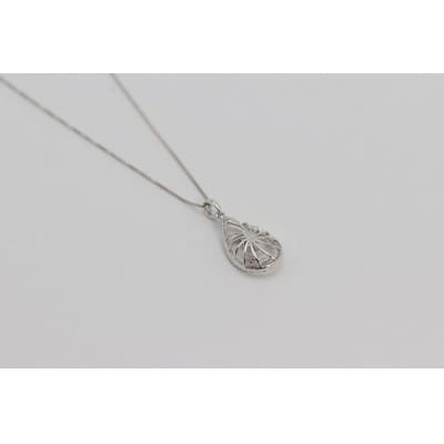 K18WG 計0.23ct 1個のダイヤと32個の小さなダイヤ付ペンダント Islauth19