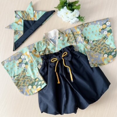 60‐70size　ベビー袴とかぶれる布兜のセット(雲取り文様×黒色の袴)