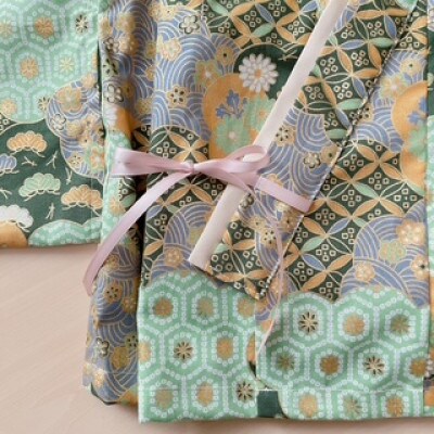 60‐70size　ベビー袴とかぶれる布兜のセット(雲取り文様×黒色の袴)