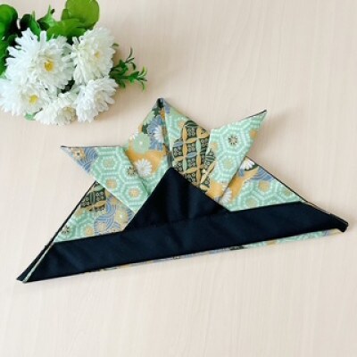 60‐70size　ベビー袴とかぶれる布兜のセット(雲取り文様×黒色の袴)