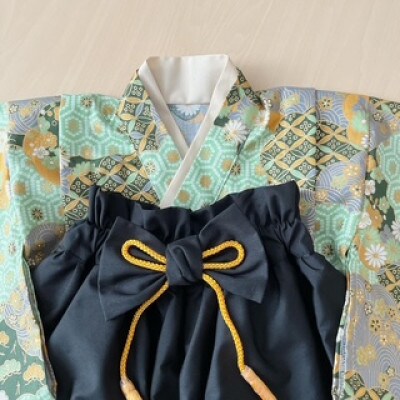 80size　ベビー袴とかぶれる布兜のセット(雲取り文様×黒色の袴)