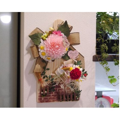 和紙の花から、お料理好きのお母様に贈るカッティングボード_ピンクダリア2