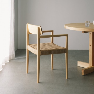 奈良県産ヒノキ 無垢材の肘付きダイニングチェア Flat Arm Chair