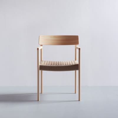 奈良県産ヒノキ 無垢材の肘付きダイニングチェア Flat Arm Chair
