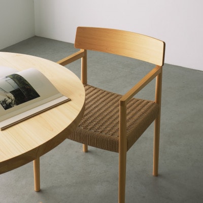 奈良県産ヒノキ 無垢材の肘付きダイニングチェア Flat Arm Chair