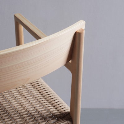 奈良県産ヒノキ 無垢材の肘付きダイニングチェア Flat Arm Chair