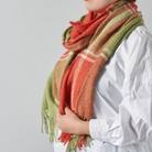 ベビーアルパカ手織りストール(グリーン、オレンジ、白の格柄)白缶