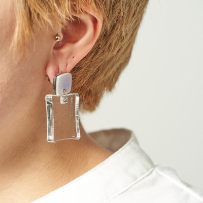 アクリルシカクモチーフピアス　Aurora×clear