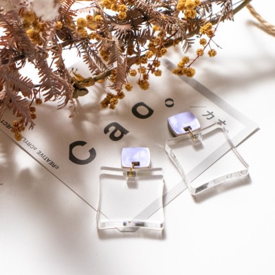 アクリルシカクモチーフピアス　Aurora×clear