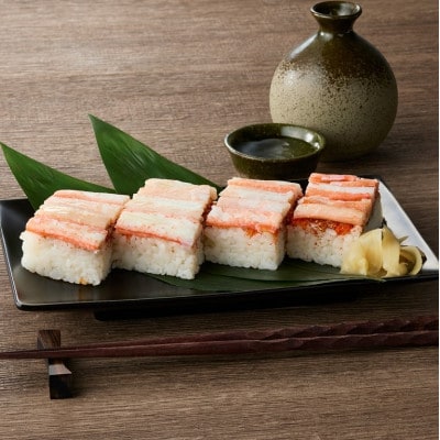 セイコガニの身・味噌・外子・内子が贅沢にぎっしり「セイコ蟹の箱寿司」1本 カット済み 冷凍でお届け