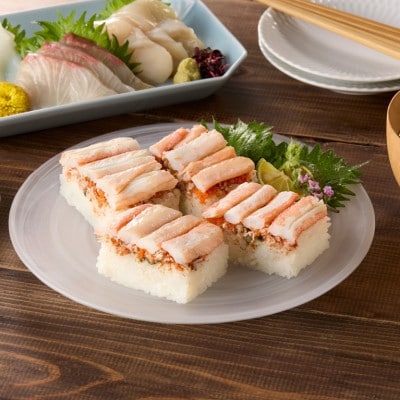 セイコガニの身・味噌・外子・内子が贅沢にぎっしり「セイコ蟹の箱寿司」1本 カット済み 冷凍でお届け