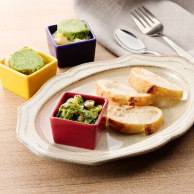 噛めば噛むほど旨味が広がるバイ貝のブルゴーニュ風4個セット　食卓を華やかに彩るカラフルなココット器付