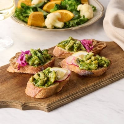 噛めば噛むほど旨味が広がるバイ貝のブルゴーニュ風4個セット　食卓を華やかに彩るカラフルなココット器付