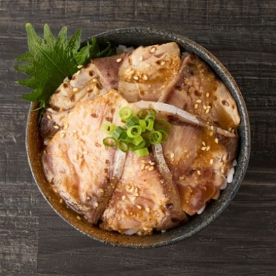 身が引き締まり脂ノリもほどよく、あっさりした美味しさが特徴の京都産・伊根ブリの丼セット