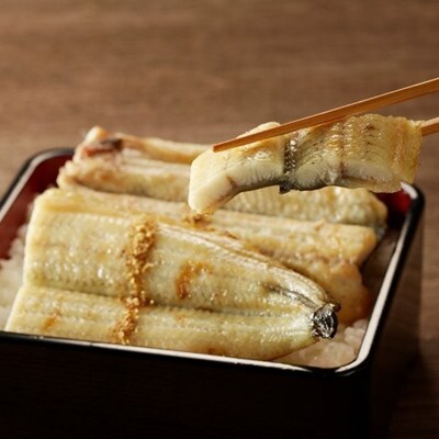 国産うなぎの塩焼き2～3人前(1尾) 新月の塩を使用 特製タレと山椒付き 炭火で丹念に焼き上げた鰻